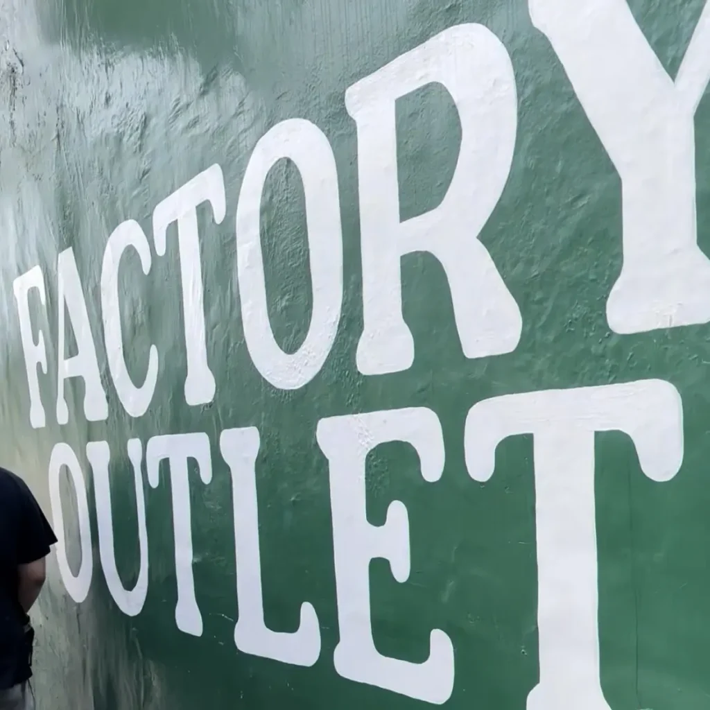 壁の看板FACTORY OUTLET