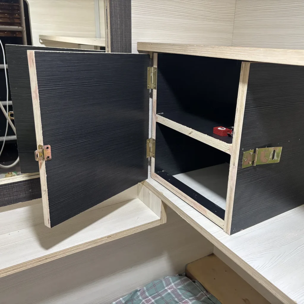 カプセル部屋内にある個人の鍵付きの収納棚