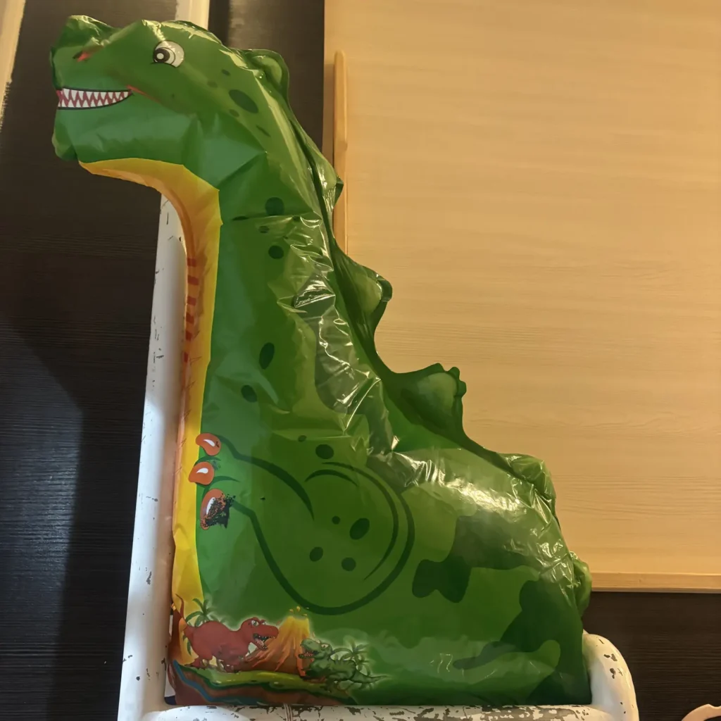 目の前の部屋の友達が飾っていた風船