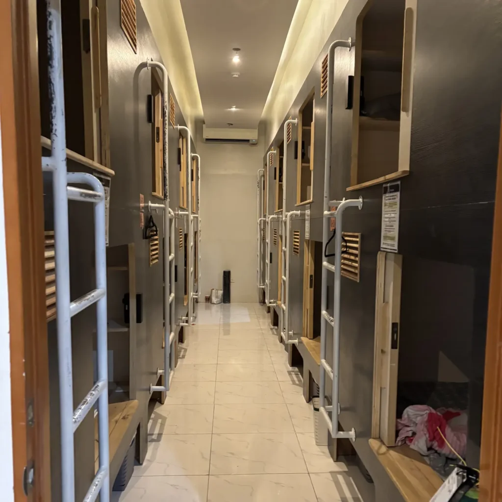 学生寮（カプセルホテル形式）の各部屋
