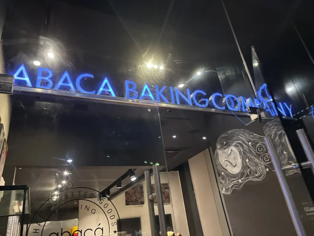 ABACAの店外看板