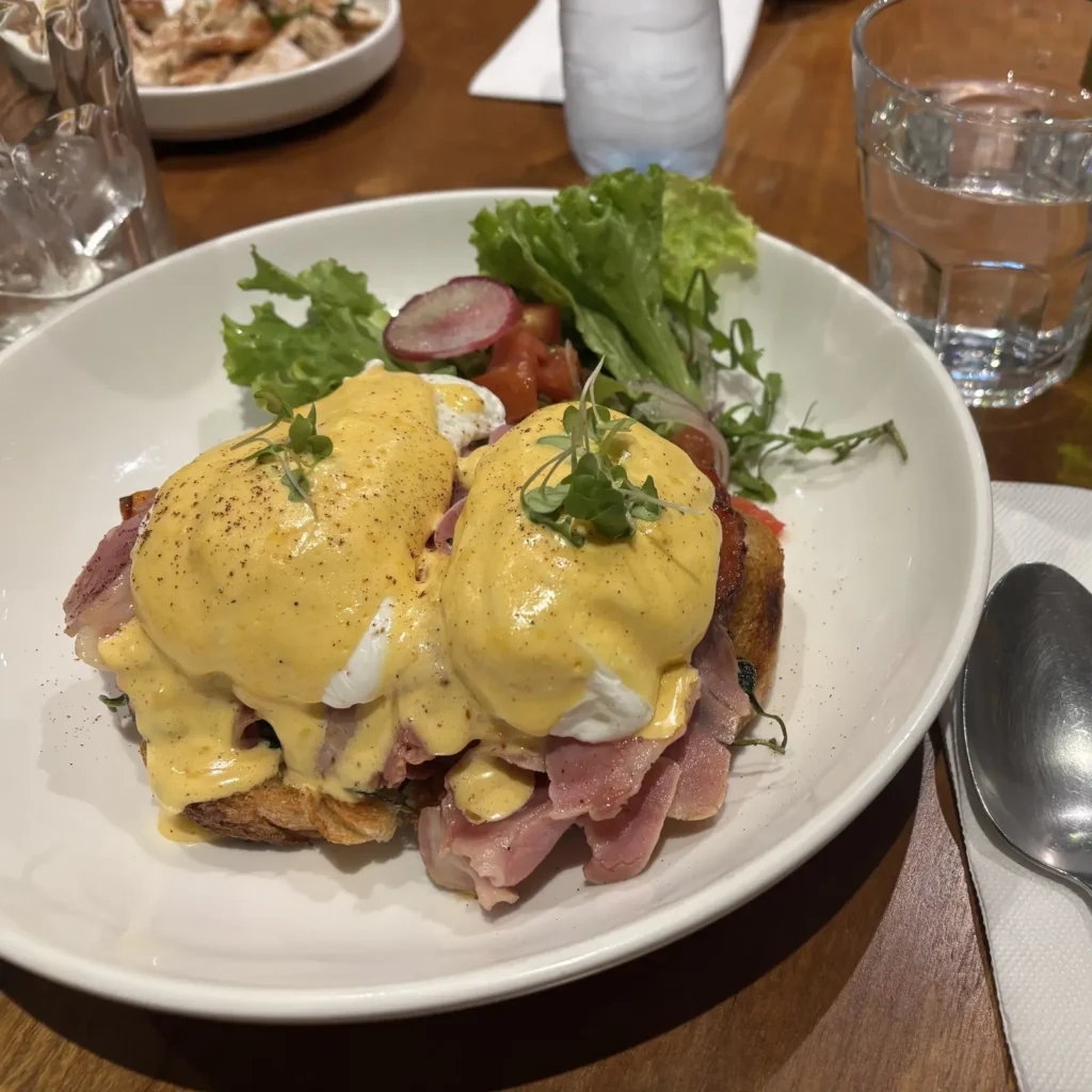 別店舗のABACAで注文したエッグベネディクト