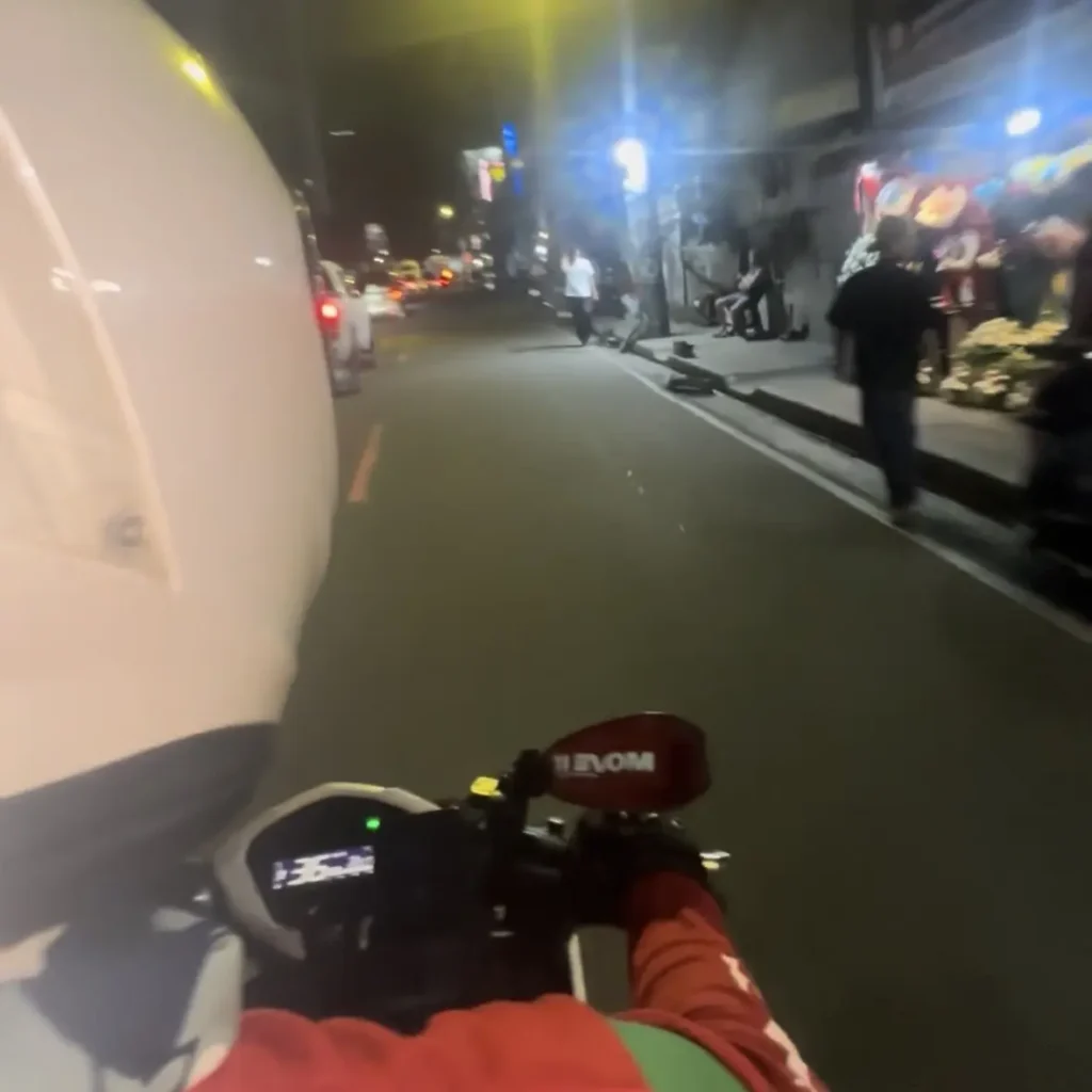 バイタク乗って後ろから見える景色