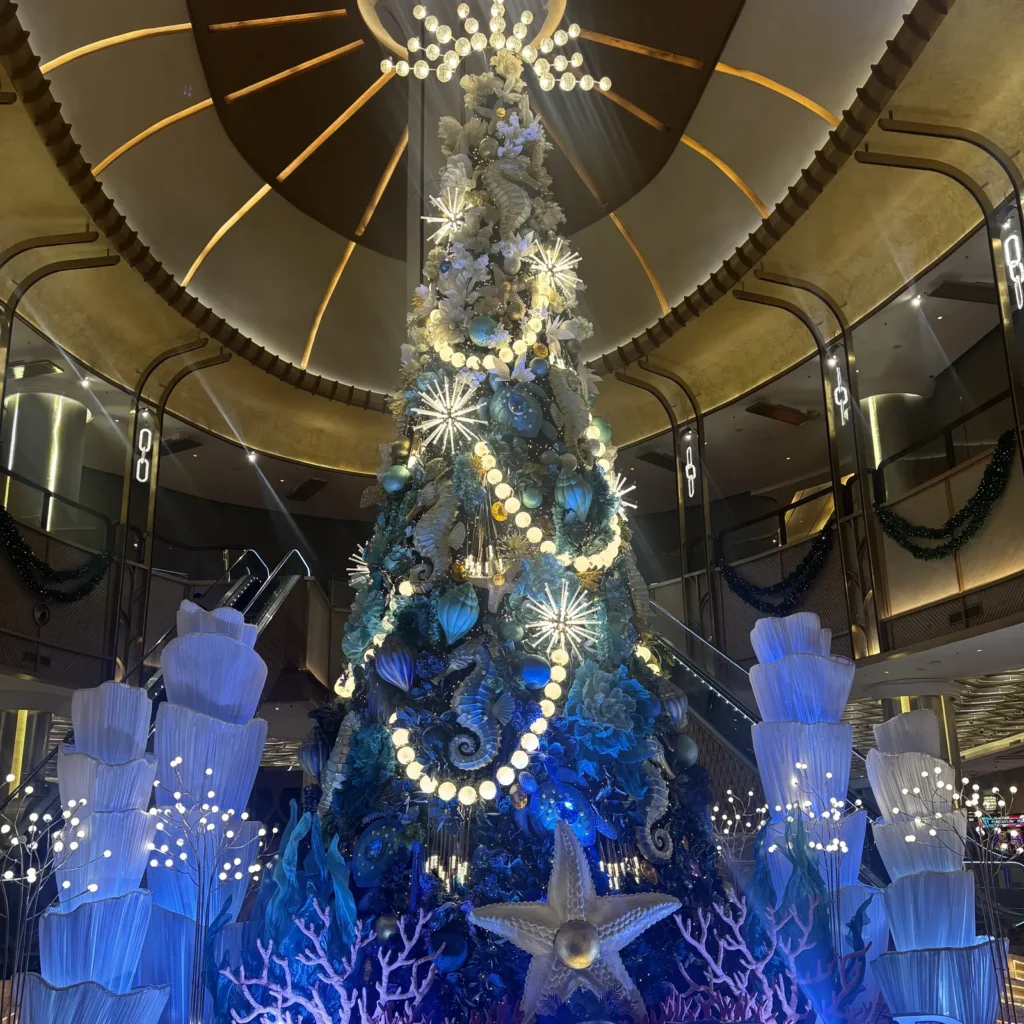 カウントダウンイベントのホテルにあった大きいクリスマスツリー