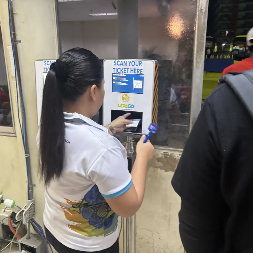 バスが来たらチケットをスタッフへ渡し機械に通してもらい、再度チケットを受け取る