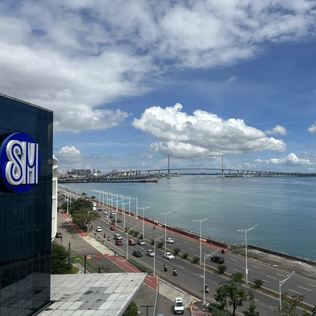SMシーサイドの屋上庭園からの海と看板